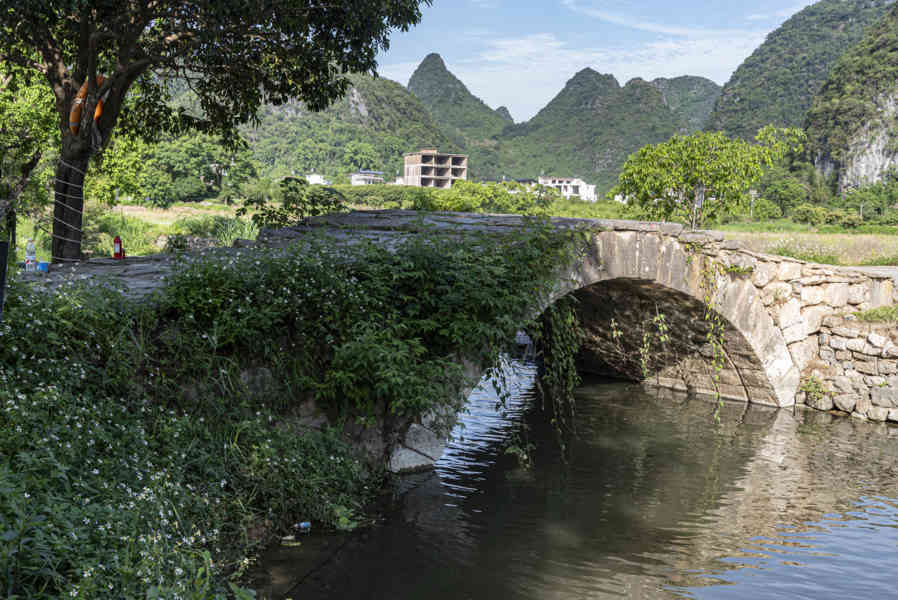 China - Yangshuo 29 - puente Xiangui.jpg